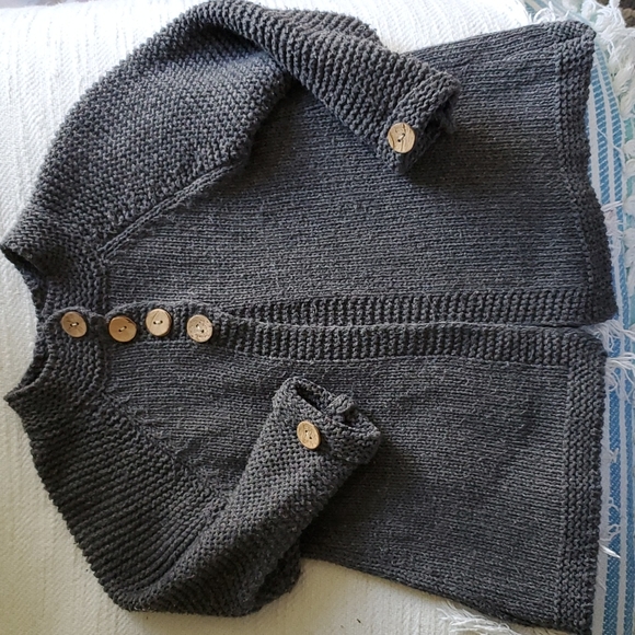 Awesome sweater charcoal color with brown buttons - Picture 1 of 6
